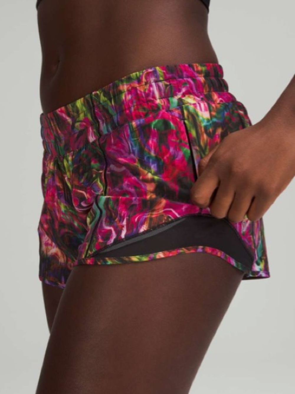 Lululemon Hotty Hot Low Rise Short 2.5"
Hyper Flow Pink Multi / Black